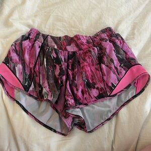 Lululemon hotty hots size 6. 2.5 length. Discontinued print.